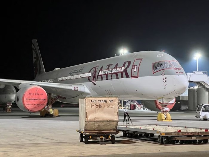 طائرة إيرباص A350 التابعة للخطوط الجوية القطرية متوقفة خارج حظيرة صيانة في الدوحة، قطر، 20 يونيو 2022
