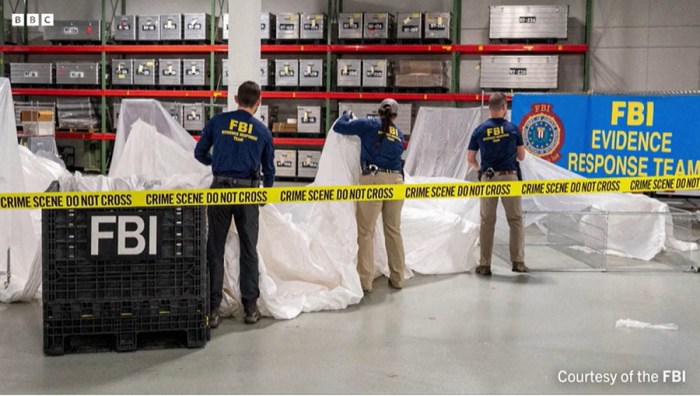 عناصر من مكتب التحقيقات الفيدرالية يفحصون بقايا البالون الصيني