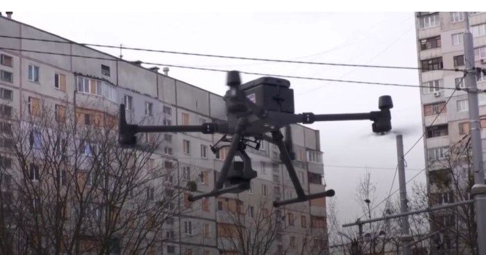 طائرة مسيرة تحلق من أحد المدن في أوكرانيا، تستخدم شبكة ستارلينك للتحكم في هذه الطائرات