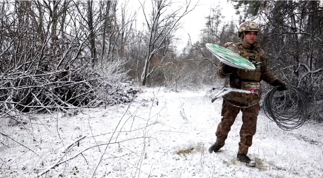 جندي من أوكرانيا يحمل طبق استقبال للاقمار الصناعية لشبكة ستارلينك، تقول سبيس إكس إنها لم تزود أوكرانيا بالتكنولوجيا لاستخدامها لأغراض عسكرية