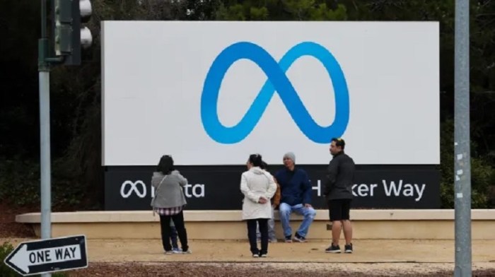 يلتقط الزوار صورًا أمام لافتة ميتا (فيسبوك) في مقرها الرئيسي في مينلو بارك، كاليفورنيا، في 29 ديسمبر 2022