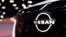 يظهر شعار نيسان علي أحدي سياراتها خلال معرض لوس أنجلوس للسيارات، كاليفورنيا الولايات المتحدة، 17 نوفمبر 2022