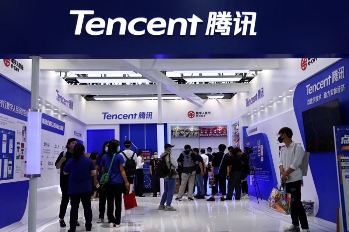زوار في جناح شركة "تينسينت Tencent" خلال معرض الصين الدولي للتجارة في الخدمات (CIFTIS) لعام 2022 في بكين، الصين، 1 سبتمبر 2022
