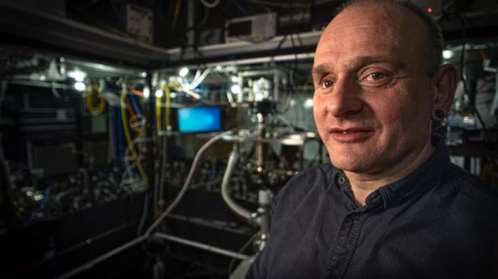 منذ أكثر من عشرين عاماً يحلم وينفرايد هنسينغر بتطوير كمبيوتر كمي