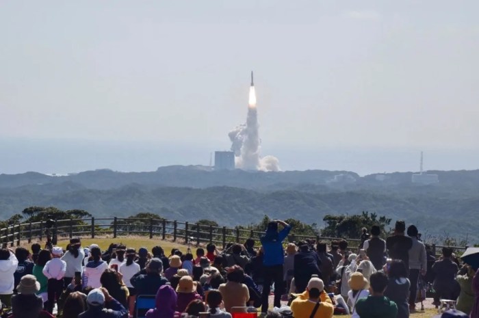 المتفرجون يتابعون إطلاق صاروخ اليابان من الجيل القادم من طراز H3 يحمل قمرًا صناعيًا لمراقبة الأرض، وهو يرتفع في الهواء بعد انطلاقه من مركز تانيجاشيما الفضائي في جزيرة تانيجاشيما في جنوب غرب اليابان، يوم الثلاثاء 7 مارس 2023