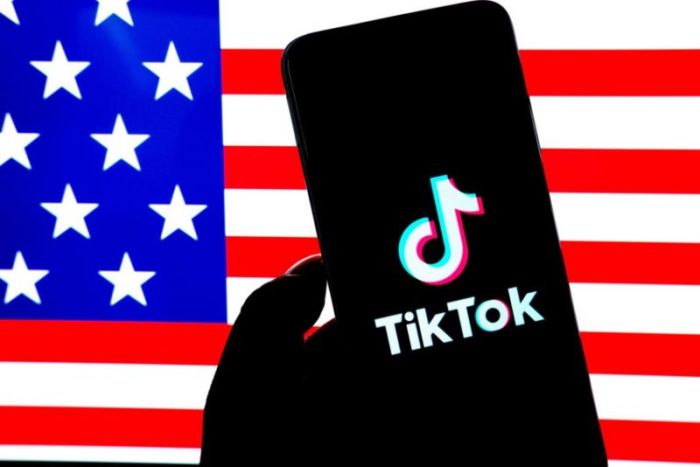 شعار تطبيق تيك توك أمام علم الولايات المتحدة