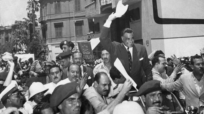 حمل المصريون الزعيم جمال عبد الناصر على الأعناق خلال زيارته لمنطقة القناة بعد أيام قليلة من قراره تأميم شركة قناة السويس