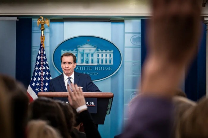 قال المتحدث باسم مجلس الأمن القومي الأمريكي جون كيربي إنه لم يعرف من يقف وراء تسريب الوثائق السرية وذلك خلال مؤتمر صحفي يوم الأثنين 10 أبريل 2023