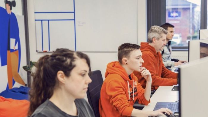 ماثيو هانت (الثاني من اليسار) قلقٌ من أن يتسبب تشات جي بي تي بمنعه من تنمية مهاراته