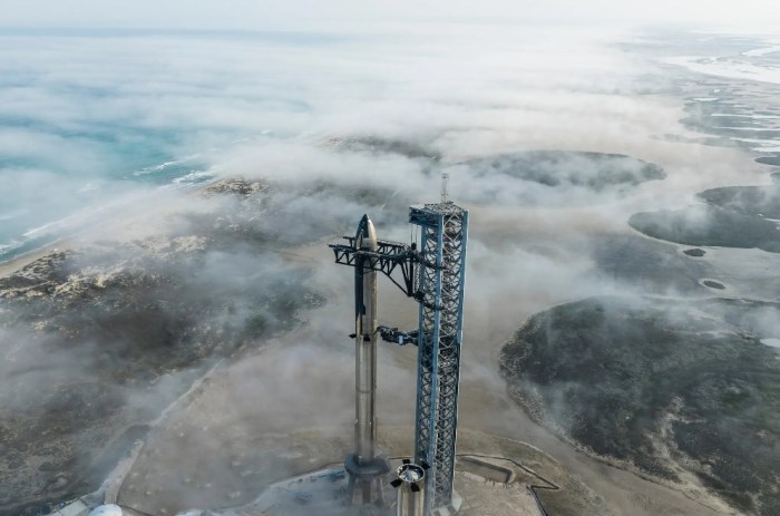 المجموعة الكاملة من مركبة الفضاء ستار شيب التابعة لشركة سبيس إكس في منشأة بوكا تشيكا التابعة للشركة في ولاية تكساس