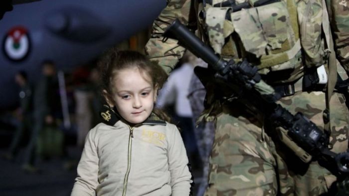 طفلة من بين 343 شخصا أردنيين وفلسطينيين وعراقيين وسوريين وألمان أجلتهم طائرة عسكرية أردنية إلى الأردن مساء الأحد. 23 أبريل 2023