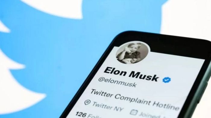 اختفت علامات التوثيق من حسابات شخصيات بارزة في حين ظهرت في حسابات مشاهير لم يطلبوا الاشتراك فيها