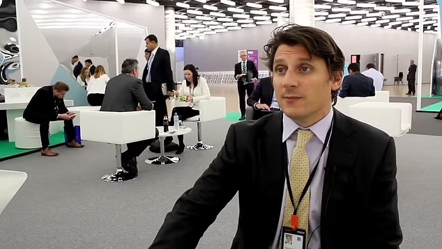 زعمت كارينا جاسباروفا أن استخدام ألكسندر جولاندريس (الذي يظهر في الصورة) لعلامات الاستفهام في رسالة "xx" كان رمزًا لمطالبته "بعلاقات جنسية معها"