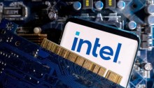 تم وضع هاتف ذكي يحمل شعار Intel المعروض على اللوحة الأم للكمبيوتر في هذا الرسم التوضيحي الذي تم إعداده في 6 مارس 2023