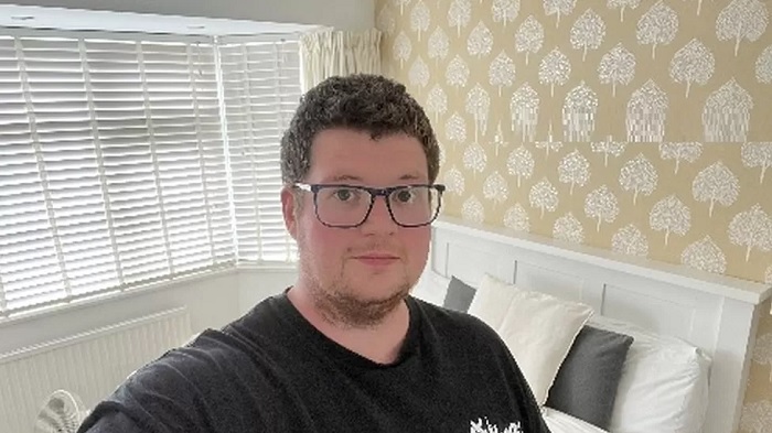 جون هو واحد من بين الملايين الذين وقعوا في فخ الاشتراكات التلقائية