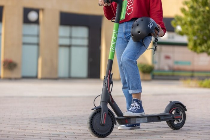 السكوتر الكهربائي وسيلة انتقال سريعة في الشوارع المزدحمة وبدون عادم