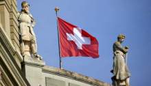 علم سويسرا علي أحد مبانيها الحكومية