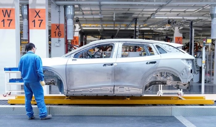 عامل يعمل على خط التجميع في مصنع فولكس فاجن للسيارات الكهربائية في شنغهاي، الصين 8 نوفمبر 2019