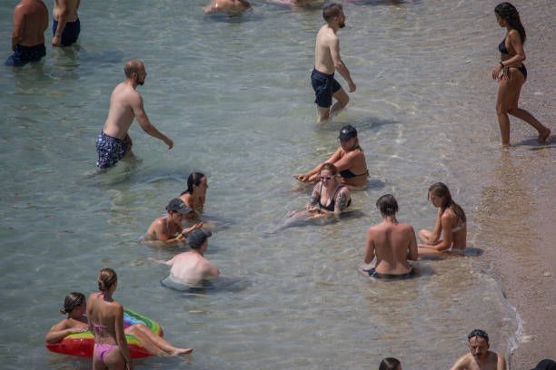 مواطنون في كرواتيا تدفقوا على الشواطئ هرباً من الحرارة الشديدة