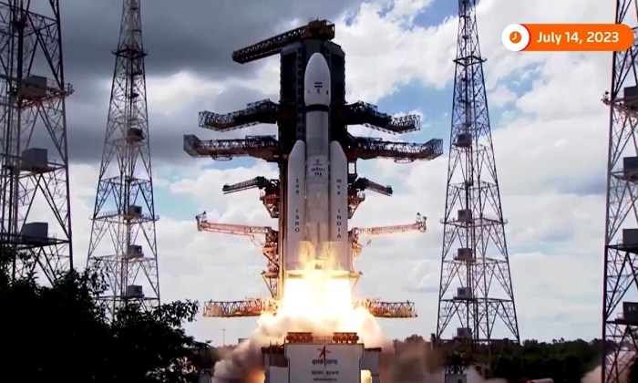 أطلقت وكالة الفضاء الهندية صاروخًا يوم الجمعة 14 يوليو 2023 حاملاً مركبة فضائية إلى المدار باتجاه الهبوط المخطط له الشهر المقبل على القطب الجنوبي للقمر