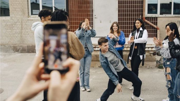 يقول الخبراء إن ضغط الأصدقاء يلعب دورا في مشاركة الأطفال في تحديات وسائل التواصل الاجتماعي