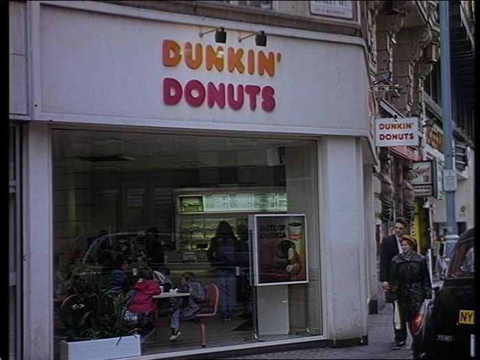 تم تغير شعار دنكن دونتس الي دونتس واستطاع الشعار الجديد أن يكتسب نجاحاً