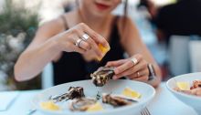 ينصح خبير الغذاء بالتفكير مليا قبل طلب طبق من المحار النيء