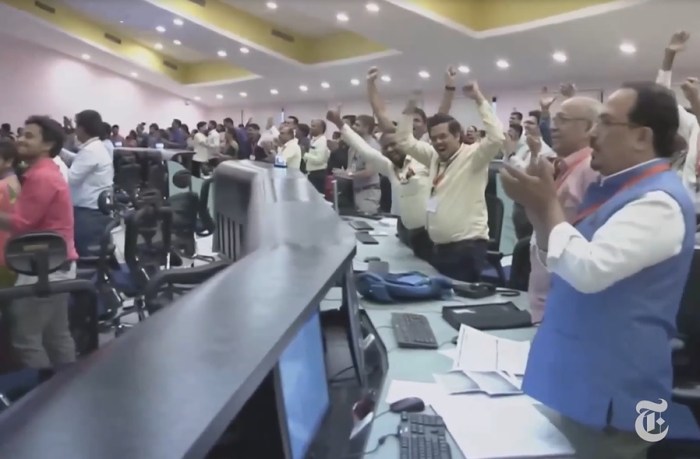 ضجت غرفة التحكم في منظمة أبحاث الفضاء الهندية بالهتافات عندما هبطت المركبة الفضائية تشاندرايان-3 على المنطقة القطبية الجنوبية للقمر يوم 23 أغسطس 2023