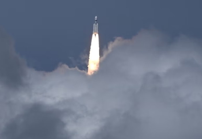 صاروخ تابع لمنظمة أبحاث الفضاء الهندية يحمل مركبة تشاندرايان -3 الفضائية من مركز ساتيش داوان الفضائي في سريهاريكوتا، وهي جزيرة تقع قبالة ساحل جنوب ولاية أندرا براديش الهندية يوم 14 يوليو 2023