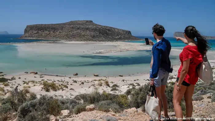 اظهار التمتع بمباهج الحياة والسعادة عبر مواقع التواصل الاجتماعي هل هو حقيقي؟