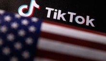 يظهر العلم الأمريكي وشعار تيك توك في هذا الرسم التوضيحي المأخوذ في 2 يونيو 2023