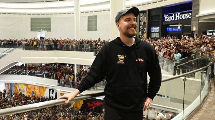 مستربيست يقف مع حشد كبير عند إطلاق أول مطاعمه للوجبات السريعة في عام 2022