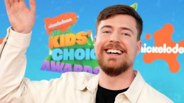 جيمس دونالدسون، المعروف على الإنترنت باسم MrBeast، هو منشأ محتوي أمريكي على يوتيوب وفاعل خير. يُنسب إليه الفضل في ريادته لنوع من مقاطع فيديو التحديات