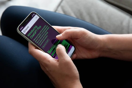 قالت شركة OpenAI إنه خلال الأسبوعين المقبلين، سيتم طرح الإصدار الجديد من برنامج الدردشة ChatGPT Plus الذي يستطيع التعامل مع الأوامر الصوتية