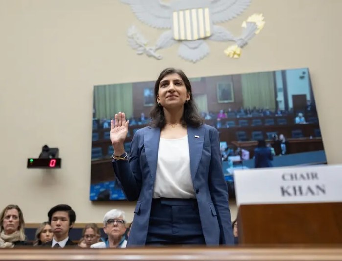 جعلت لينا خان، رئيسة لجنة التجارة الفيدرالية، كبح جماح عمالقة التكنولوجيا أولوية في لجنة التجارة