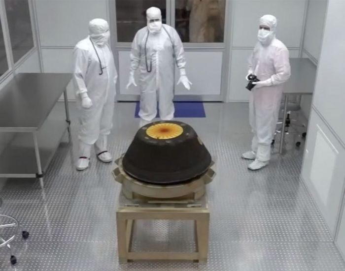 وُضعت الكبسولة بأمان في غرفة نظيفة مؤقتة في داجواي