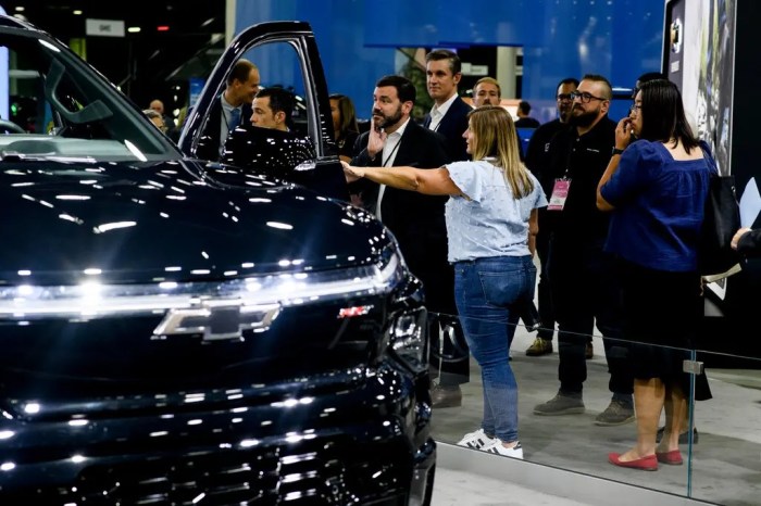 سيارة تشيفي سيلفرادو الكهربائية 2024 في معرض ديترويت الدولي للسيارات في أمريكا الشمالية في ديترويت يوم الأربعاء 13 سبتمبر 2023