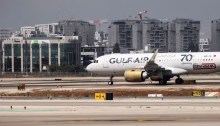 طائرة تابعة لشركة طيران الخليج تهبط في أول رحلة مباشرة بين البحرين وإسرائيل، في مطار بن جوريون الدولي في اللد، بالقرب من تل أبيب، إسرائيل، 30 سبتمبر 2021
