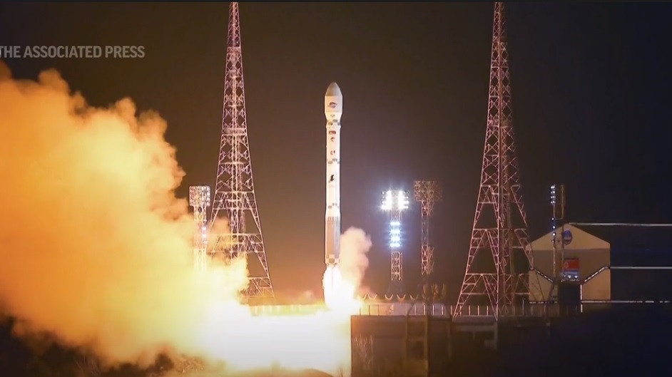 أعلن التلفزيون الرسمي في كوريا الشمالية أن البلاد نجحت في إطلاق قمر تجسس صناعي في محاولتها الثالثة هذا العام