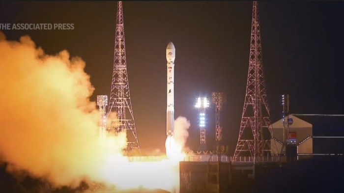 أعلن التلفزيون الرسمي في كوريا الشمالية أن البلاد نجحت في إطلاق قمر تجسس صناعي في محاولتها الثالثة هذا العام