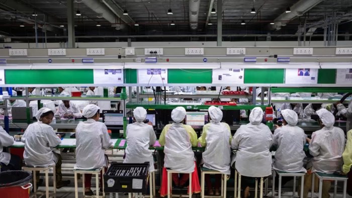 خط تجميع للهواتف المحمولة في تاميل نادو، الهند. قامت الشركات المصنعة مثل فوكسكون بنقل بعض الإنتاج إلى البلاد