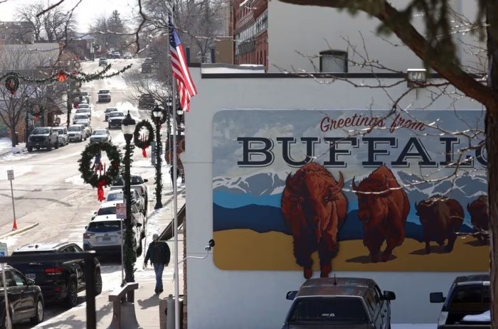 لوحة جدارية مصورة على طول الشارع الرئيسي في بوفالو، وايومنج، الولايات المتحدة، 1 ديسمبر 2023