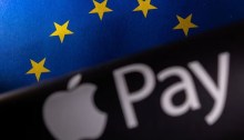 يظهر علم الاتحاد الأوروبي وشعار شركة أبل Apple Pay في هذا الرسم التوضيحي الذي تم تصميمه في 10 مايو 2023