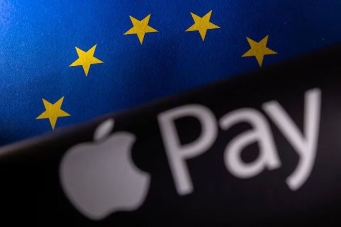 يظهر علم الاتحاد الأوروبي وشعار شركة أبل  Apple Pay في هذا الرسم التوضيحي الذي تم تصميمه في 10 مايو 2023