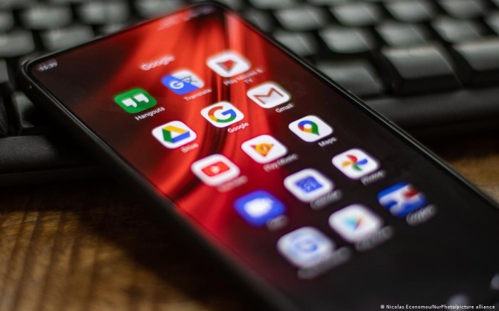 بعض تطبيقات جوجل علي شاشة موبايل