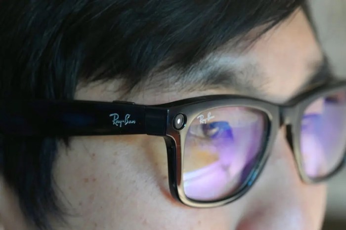 محرر نيويورك تايمز يرتدي نظارة راي بان-ميتا الجديدة المثبت بها كاميرا عالية الدقة