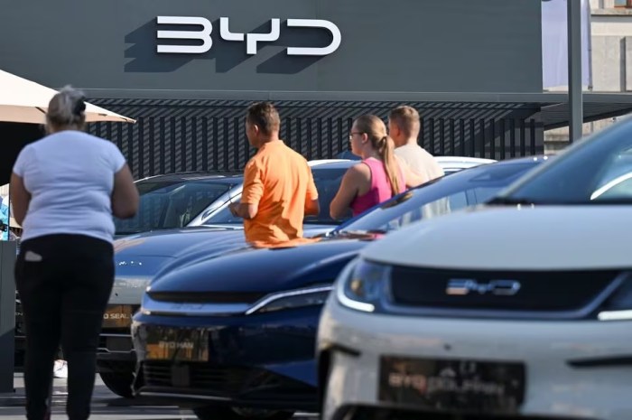 أشخاص يقفون بجوار سيارات شركة BYD، في معرض IAA Mobility للسيارات لعام 2023، في ميونيخ، ألمانيا، 10 سبتمبر 2023