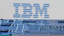 يظهر شعار IBM بالقرب من اللوحة الأم للكمبيوتر في هذا الرسم التوضيحي الذي تم تصميمه في 8 يناير 2024