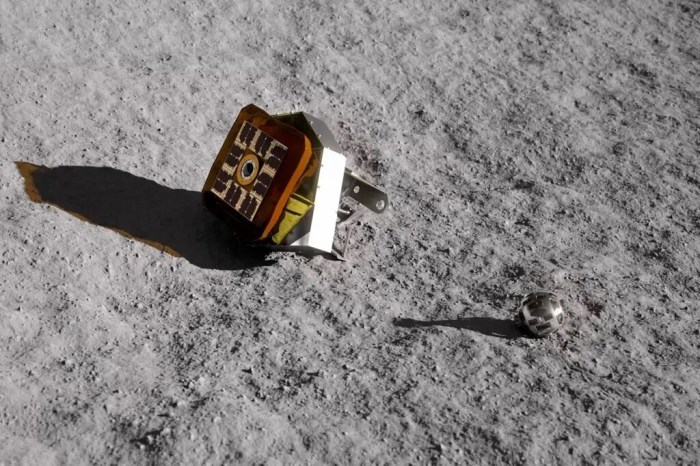 حملت مركبة الهبوط الذكية اليابانية لاستكشاف القمر مركبتين جوالتين، المركبة القمرية 1، على اليسار، والمركبة القمرية 2 الي اليمين