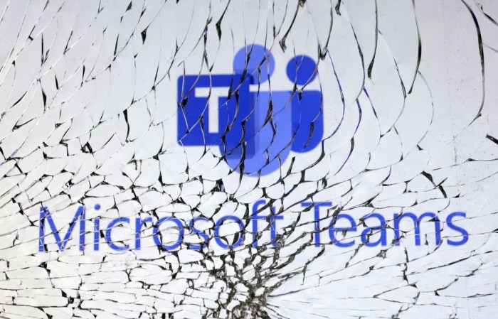يظهر شعار "مايكروسوفت تيمز Microsoft Teams: من خلال الزجاج المكسور في هذا الرسم التوضيحي الذي تم تصميمه في 25 يناير 2023